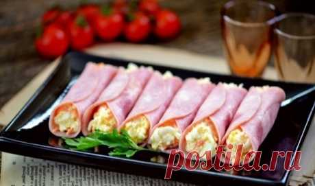 Рулетики из ветчины с сыром и корейской морковью - Что приготовить на ... Очень вкусная закуска. Улетает первой с праздничного стола ИНГРЕДИЕНТЫ:- Ветчина (нарезка) - 200 г- Сыр плавленый - 1 шт.- Морковь по-корейски - 20 г- Отварные яйца - 2 шт.- Майонез - 1-2 ст.л.- Соль - по желанию- Перец ч.м. - по вкусу