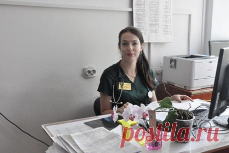 В селе Воронежской области впервые за 40 лет начала работать женщина-хирург. В селе Репьевка Воронежской области впервые за 40 лет начала работать женщина-хирург. Молодая специалистка Ольга Конорева рассказала, что первую самостоятельную операцию Конорева провела в Воронежской областной больнице, а в Репьевке она начала работать только в 2019 году.