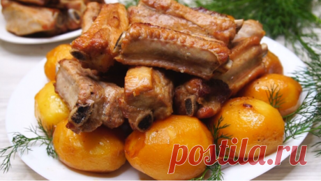 Золотистый картофель с ребрышками.