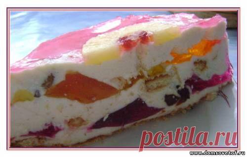 Торт с творожным суфле, печеньем и желе