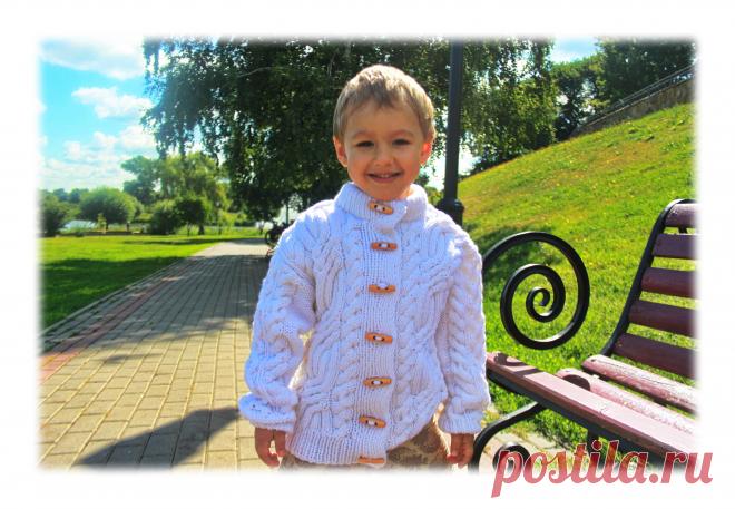 Джемпер связан для мальчика на рост 104-110 см в стиле аранского вязания. Рельефные косы и сложные переплетения делают данную модель необычайно притягательной. Рельефные рисунки идут спереди, по спинке и рукавам модели.
Яркая, индивидуальная разработка модели, надеюсь, приведет в восторг еще немало ценителей прекрасного.
Если вы хотите видеть вашего мальчика самым красивым и ярким, подарите ему такую интересную, дизайнерскую вещь от мастера RIKKI. Магазин: rikki71.livemaster.ru