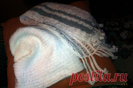 Шапочка белая,связана столбиками с накидом.