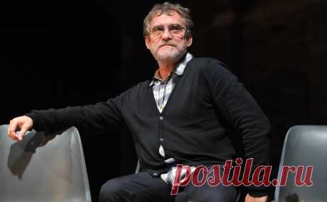 Представитель Гаркалина опровергла данные о риске ампутации руки артиста. Народному артисту России Валерию Гаркалину не грозит ампутация руки, однако он по-прежнему находится в тяжелом состоянии.