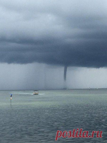 СВЕЖЕЕ ФОТО 📷: водяной смерч в районе Исламорады,штат  Флорида,США.( 27.09.2015) / Социальная погода