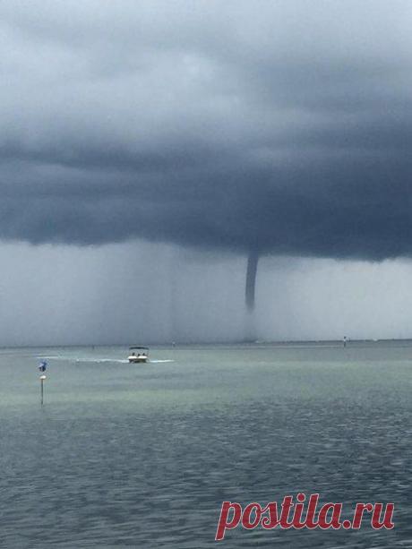 СВЕЖЕЕ ФОТО 📷: водяной смерч в районе Исламорады,штат  Флорида,США.( 27.09.2015) / Социальная погода