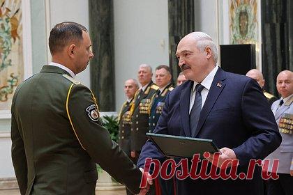 Лукашенко сравнил ВС Белоруссии с ЧВК «Вагнер». Президент Белоруссии Александр Лукашенко сравнил Вооруженные силы (ВС) республики с частной военной компанией (ЧВК) «Вагнер». По его словам, в своей боеспособности подразделения ВС Белоруссии не уступают «Вагнеру», командиры которого с удовольствием готовы поделиться военным опытом с армией страны.