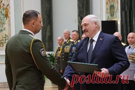 Лукашенко сравнил ВС Белоруссии с ЧВК «Вагнер». Президент Белоруссии Александр Лукашенко сравнил Вооруженные силы (ВС) республики с частной военной компанией (ЧВК) «Вагнер». По его словам, в своей боеспособности подразделения ВС Белоруссии не уступают «Вагнеру», командиры которого с удовольствием готовы поделиться военным опытом с армией страны.