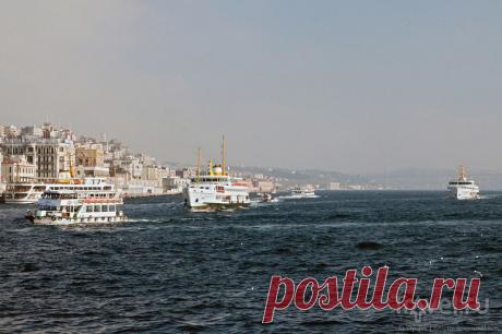 © Ни мосты, ни построенный недавно железнодорожный тоннель Мармарай не отменяют актуальности пассажирских и автомобильных паромов... | От Золотого Рога до Чёрного моря | Города и страны