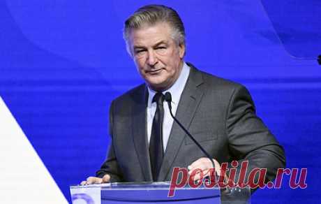 Алек Болдуин передал свой телефон властям для расследования гибели оператора. Данное дело не о телефоне и хранимых в нем данных, в нем нет ответов, подчеркнул адвокат актера Аарон Дайер
