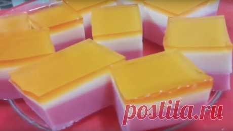 Незаслуженно забытый десерт - полосатое желе | ChocoYamma | Яндекс Дзен

Моя мама порой готовила нам желе, но не скажу чтобы слишком уж часто. Так что я к нему относился с известной долей скептицизма. Все изменилось в тот день, когда в местном супермаркете моя дочурка попросила купить пакетик, на котором было нарисовано нечто прозрачное ярко-синего цвета.