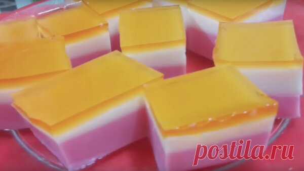 Незаслуженно забытый десерт - полосатое желе | ChocoYamma | Яндекс Дзен

Моя мама порой готовила нам желе, но не скажу чтобы слишком уж часто. Так что я к нему относился с известной долей скептицизма. Все изменилось в тот день, когда в местном супермаркете моя дочурка попросила купить пакетик, на котором было нарисовано нечто прозрачное ярко-синего цвета.