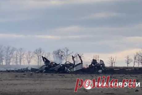 Появилось видео с места крушения сбитого над ДНР самолета. В сети появилось видео с места крушения самолета, сбитого над городом Енакиево Донецкой народной республики (ДНР). Ролик был опубликован Telegram-каналом «Mash в Донбассе». На кадрах видны дымящиеся обломки самолета, лежащие на земле, местами можно заметить пламя. Самолет упал на территории фермерского хозяйства.