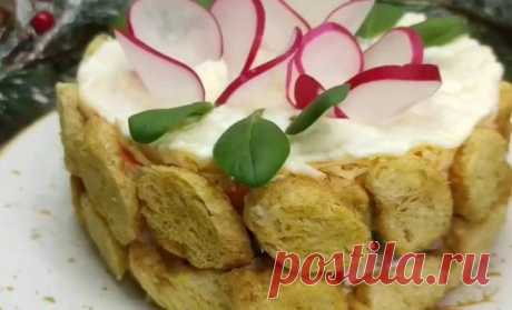 Салат Фиалка с копченой курицей и корейской морковью простой рецепт пошаговый Как вкусно сделать Салат Фиалка с копченой курицей и корейской морковью простой рецепт пошаговый в домашних условиях быстро. смотрите ниже CmrC9EIJ2K1 1 сл. натертые яйца + майонез. 2 сл. копчёная курица, нарезанная кубиками + майонез. 3 сл. огурцы свежие, нарезанные кубиками + майонез. 4 сл.