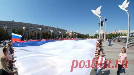 В Мариуполе развернули российский флаг площадью две тысячи &quot;квадратов&quot;