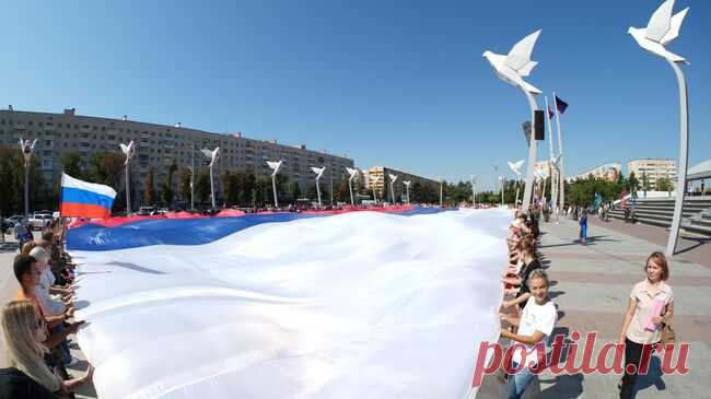 В Мариуполе развернули российский флаг площадью две тысячи "квадратов"