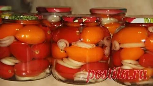 Сладкие помидорчики с луком на зиму без стерилизации Обильный урожай  помидоров вызывает вопрос: как сохранить их до конца года, чтобы  зимой не покупать по высокой цене? Попробуйте этот интересный, простой и вкусный рецепт консервированных помидоров с луком, который не требует стерилизации. Тщательно вымойте и обсушите помидоры. Лук очистите и нарежьте кольцами толщиной около 5 мм. Простерилизуйте крышки и банки в воде кипящей. На дно каждой банки положите […]