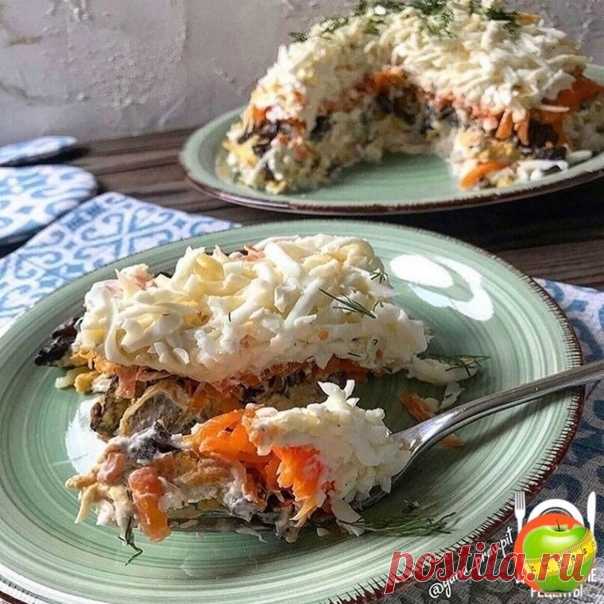 Салат с куриной грудкой и шампиньонами
на 100грамм - 102.96 ккалБ/Ж/У - 16.35/3.51/1.35

2 отварных куриных грудки
4 вареных яйца
2 отварных моркови
300 гр. свежих шампиньонов
1 большая луковица
100 гр. сыра ⠀

Грибы и лук нарезаем, обжариваем на небольшом количестве оливкового (для жарки) масла сначала лук, затем добавляем шампиньоны и на небольшом огне доводим до готовности, чтобы вся жидкость из грибов выкипела, охлаждаем
У яиц отделяем желтки от белков, натираем на кру...