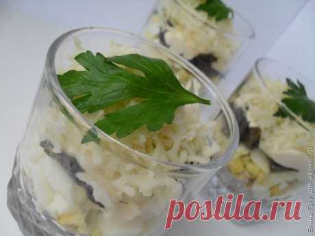 👌 Салат-коктейль с индейкой, рецепты с фото Новый год прошел, зато праздничные выходные продолжаются: все ходят друг к другу в гости, поздравляют и непременно снова садятся за стол. А подать нужно опять-таки что-то праздничн...