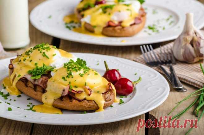 Яйца Бенедикт с беконом и шпинатом