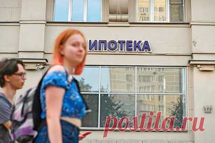 Самозанятым россиянам упростят оформление ипотеки. Российские банки начали переходить на автоматизированную оценку рисков при выдаче ипотечных кредитов самозанятым гражданам. До сих пор этой категории заемщиков ипотеку оформляли штучно и в «ручном режиме». Тем временем депутаты Госдумы планируют разработать специализированную ипотечную госпрограмму для самозанятых.