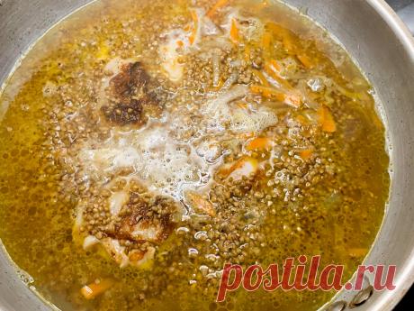 Никогда не любил гречку, а потом приготовил плов из гречки и влюбился. Делюсь рецептом  берем кастрюлю, на дно - немного масла, высыпаем гречку, сверху лук и морковь, потом мясо и опять лук с морковью. Заливаем водой, солим, перчим. Ставим на огонь. Готовим около 40 минут. Убираем огонь, накрываем крышкой и даем настояться ещё полчаса.