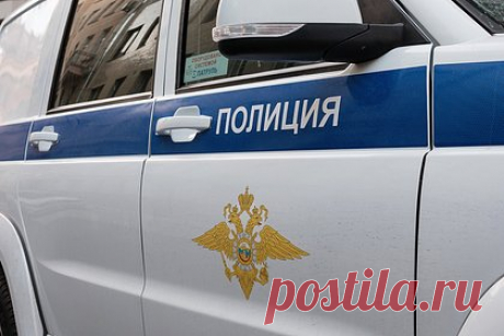 Россиянин расчленил соседа и сбросил останки в выгребную яму. В Забайкальском крае раскрыто убийство местного жителя, подозреваемый задержан. Преступление было совершено в новогодние праздники. 39-летний житель села в Карымском районе убил соседа 1982 года рождения, а затем расчленил тело. Подозреваемый сбросил останки в выгребную яму. Он задержан.