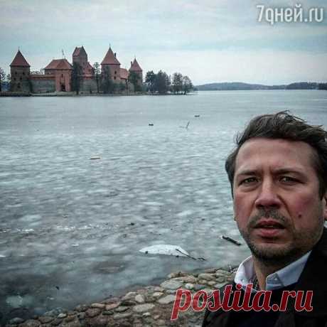Андрей Мерзликин скучает по семье Сейчас Андрей Мерзликин находится в Праге, откуда можно долететь
до Москвы всего за несколько часов, но актер — при все желании — не может
сделать этого. Вместе с Константином Юшкевичем и Дмитрием Мар…