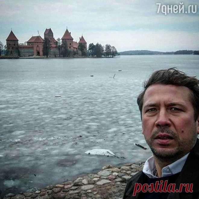 Андрей Мерзликин скучает по семье Сейчас Андрей Мерзликин находится в Праге, откуда можно долететь
до Москвы всего за несколько часов, но актер — при все желании — не может
сделать этого. Вместе с Константином Юшкевичем и Дмитрием Мар…
