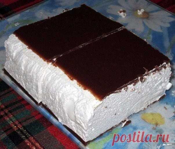 ПТИЧЬЕ МОЛОКО
Пока ГОТОВИЛА, мои чуть с ума от аромата не сошли 
Вам потребуется:
Для торта:
2 пакета желатина (по 8 г)
1 стакан молока
1 стакан сахара
450 г сметаны
450 г охлажденных взбитых сливок
растительное масло для смазывания формы

Для глазури:
5 столовых ложек какао-порошка
5 столовых ложек сахара
1 пакет желатина (8 г)
5 столовых ложек молока
1 стакан холодной воды

Приготовление:

1. В небольшой кастрюле смешайте 2 пакетика желатина с 1 стаканом молока. Поставьт...