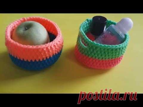 Любая рукодельница имеет специально отведенное место, для хранения своей пряжи, подручных материалов и инструментов. Это могут быть различные коробочки, пакетики, сумочки. Но самым оригинальным решением являются собственноручно вязаные крючком корзиночки. Такие изделия можно использовать не только для хранения предметов для хобби, но и приспособить под другие нужные вещи, а так же по этому типу сделать отличные сумочки. Ниже рассмотрим одну из простых техник, как сделать вязаные крючком корзинки