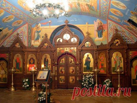 Композиционным центром архитектурного ансамбля скита служит Черниговский храм (1886—1889). Под ним помещается пещерная церковь, построенная в 1851. В 1856—1857 годах сооружается просторная трапезная пещерного храма со сводчатым потолком... | Достопримечательности Сергиева Посада | lifeglobe.net