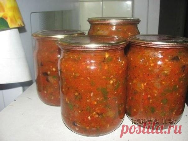 Соус к мясу
⠀
Состав:
-томаты
-лук
-растительное масло
-3 головки чеснока пропустить
.-1 пучок укропа,
-1пучок петрушки,
-1пучок кинзы
-1 пучок базилика.мелко резать.
- 2 ст. л. соли(без верха)
-120-150 гр сахара,
-3-4 ст.л уксуса 9%.
-1 пачка черного молотого перца(20гр)В
⠀
2,5 кг помидор пропустить через мясорубку, варить 20 мин.
⠀
700 гр. лука порезать кубиками, обжарить в растительном масле (масла приблизительно 100 гр)до образования золотистой корочки, добавить в поми...