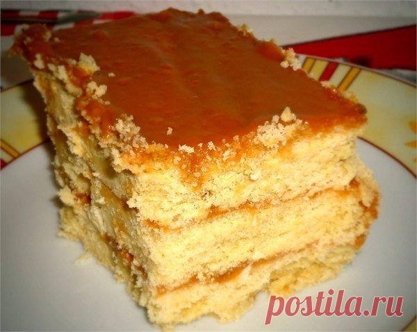 Торт «Песочный»

Ольга Петерс

250 г сливочного масла или маргарина
3 желтка
1 стакан сахара
3 стакана муки
1 ч.л. разрыхлителя (или 0,5 ч.л. гашеной соды)
2 баночки вареного сгущенного молока или фруктовое повидло.

Желтки растереть с сахаром.
Добавить масло, хорошо перемешать.
Затем добавить разрыхлитель, муку и замесить тесто.
Противень (у меня противень размером 20х30 см) смазать маслом или застелить бумагой для выпечки. Выпекать при температуре 180 градусов в течение ...