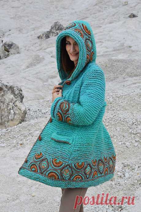 Kabátik Azur Touch / Artika - SAShE.sk - Handmade Kabáty Teplý pletený kabát ozdobený ručne vyšívanými vzormi, vyhotovený kombináciou kvalitných pletacích priadzí. Zapínanie na keramické gombíky, vnútorné  vrecká, veľká kapucňa. Kabátik  je celopodšitý s...