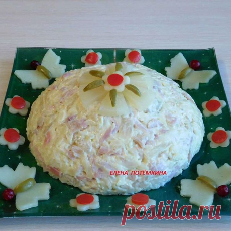 Ещё один лёгкий,быстрый и вкусный салатик.Отличная палочка- выручалочка приготовить  и накрыть стол на скорую руку.🤗😊 САЛАТ С КОПЧЁНОЙ КУРИЦЕЙ И АНАНАСОМ. 
2 средних копчёных окорочка,сыр-100-150 гр,консервированные ананасы кольцами-1баночка,майонез.  Мясо копчёных окорочков и ананасы нарезать небольшой соломкой,сыр натереть на крупной тёрке.Соединить все ингредиенты,по желанию можно добавить немного чеснока для пикантности, заправить майонезом.
P\S-Количество ананасов в...