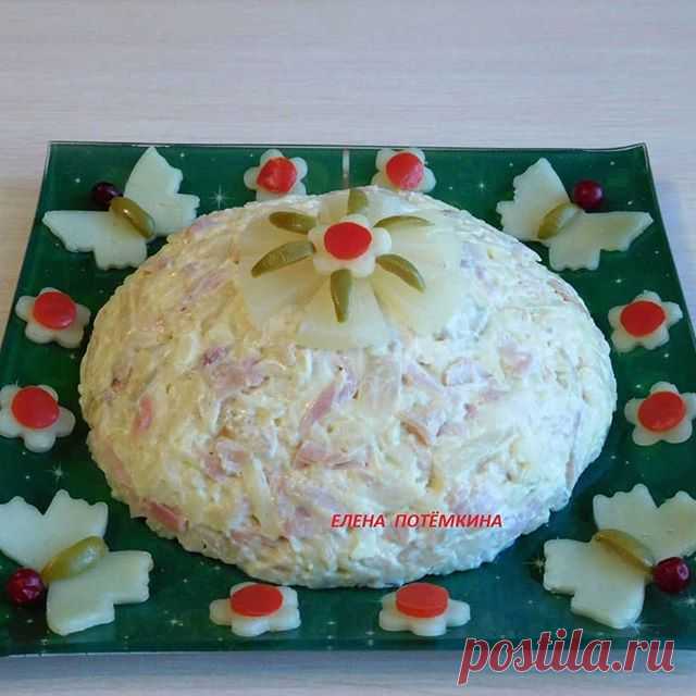 Ещё один лёгкий,быстрый и вкусный салатик.Отличная палочка- выручалочка приготовить  и накрыть стол на скорую руку.🤗😊 САЛАТ С КОПЧЁНОЙ КУРИЦЕЙ И АНАНАСОМ. 
2 средних копчёных окорочка,сыр-100-150 гр,консервированные ананасы кольцами-1баночка,майонез.  Мясо копчёных окорочков и ананасы нарезать небольшой соломкой,сыр натереть на крупной тёрке.Соединить все ингредиенты,по желанию можно добавить немного чеснока для пикантности, заправить майонезом.
P\S-Количество ананасов в...
