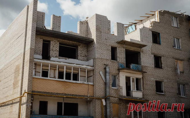 Хинштейн призвал «вырывать руки» подрядчикам за кривые окна в домах. Следует строго призвать к ответственности компании, которые некачественно отремонтировали жилые здания в Курской области после налетов украинских БПЛА, заявил врио губернатора Курской области Александр Хинштейн на заседании регионального правительства.