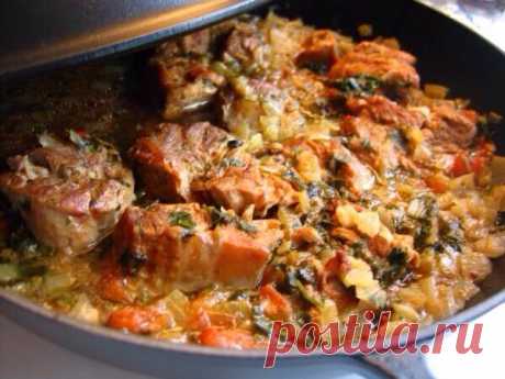 Суп и жаркое из диких уток Бульон и вареное мясо жирных уток (по большей части - морских) часто имеет специфический &quot;рыбный&quot; привкус. Чтобы устранить его, можно рекомендовать следующий способ приготовления. Мелко порубить несколько луковиц (на кряковую утку или двух чирков - 2-3 луковицы) и пережарить на сливочном масле до розоватого цвета. Вареных уток вынуть из кастрюли и разрезать на куски. В кипящий бульон положить пережаренный лук, добавить туда нарубленной зелени (укроп,…