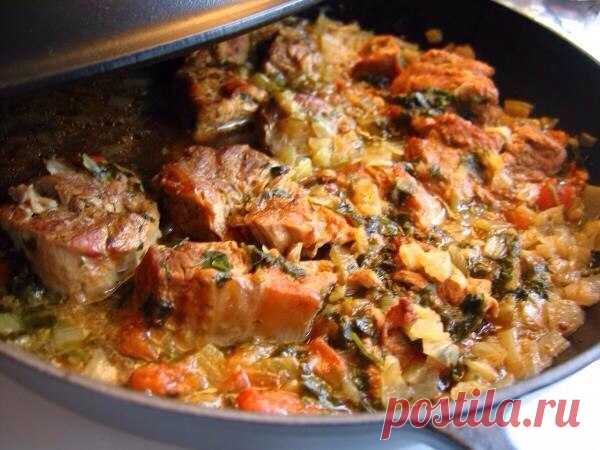 Суп и жаркое из диких уток Бульон и вареное мясо жирных уток (по большей части - морских) часто имеет специфический "рыбный" привкус. Чтобы устранить его, можно рекомендовать следующий способ приготовления. Мелко порубить несколько луковиц (на кряковую утку или двух чирков - 2-3 луковицы) и пережарить на сливочном масле до розоватого цвета. Вареных уток вынуть из кастрюли и разрезать на куски. В кипящий бульон положить пережаренный лук, добавить туда нарубленной зелени (укроп,…