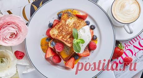 Французский тост со сливками и ягодами - ПУТЕШЕСТВУЙ ПО САЙТУ. Какая же прелесть эти французские тосты! Поджаристый хлеб пахнет благополучным утром, терпкий соус из экзотических фруктов пробуждает тягу к приключениям. Никакой утренней суеты не существует, если начинать день с такого завтрака. Есть в нем старорежимное изящество, которое требует накрахмаленных салфеток и кофейных чашек из тонкого костяного фарфора. ИНГРЕДИЕНТЫ бриошь – 2 …