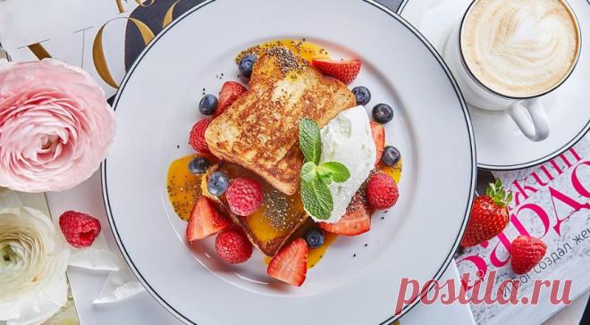 Французский тост со сливками и ягодами - ПУТЕШЕСТВУЙ ПО САЙТУ. Какая же прелесть эти французские тосты! Поджаристый хлеб пахнет благополучным утром, терпкий соус из экзотических фруктов пробуждает тягу к приключениям. Никакой утренней суеты не существует, если начинать день с такого завтрака. Есть в нем старорежимное изящество, которое требует накрахмаленных салфеток и кофейных чашек из тонкого костяного фарфора. ИНГРЕДИЕНТЫ бриошь – 2 …
