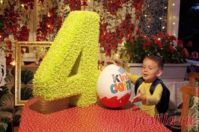 Создаем объемную цифру 4 на день рождения Хочу рассказать вам, как можно своими руками сделать цифру 4 на день рождения ребенку. Для этого не нужно владеть специальными навыками и умениями, необходимо только желание, отличное настроение, необходимые материалы и 18-20 часов свободного времени :) Для изготовления цифры нам понадобятся: картон; карандаш; линейка; малярный скотч; горячий клей; ножницы; канцелярский нож; небольшая веревочка;…