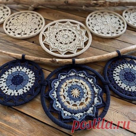 Невероятно красивая техника создания плетеных полотен и аксессуаров – техника макраме от настоящего мастера своего дела Ольги Лозовой.
Мы продолжаем знакомить вас с ее работами.
На этот раз мы предлагаем вам познакомиться с техникой макраме в исполнении Ольги.