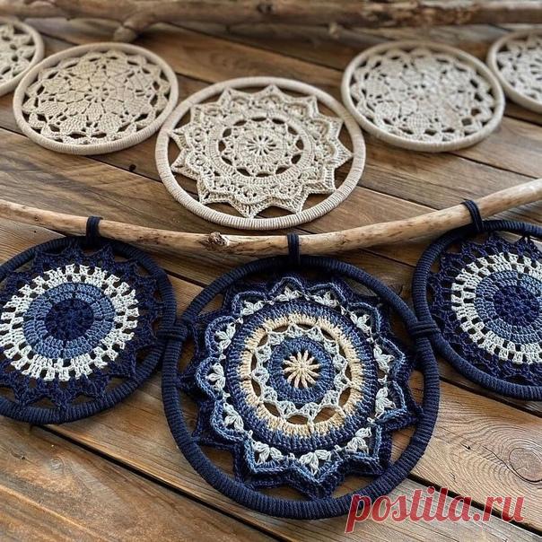 Невероятно красивая техника создания плетеных полотен и аксессуаров – техника макраме от настоящего мастера своего дела Ольги Лозовой.
Мы продолжаем знакомить вас с ее работами.
На этот раз мы предлагаем вам познакомиться с техникой макраме в исполнении Ольги.