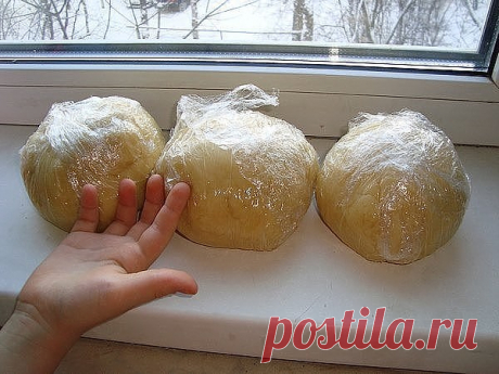 Удачное и очень быстрое тесто «про запас».
Идеально для любой начинки!
Это тесто можно хранить в морозилке и использовать, когда нужно.
Тесто, когда растает легко раскатывается и не требует дополнительной подсыпки муки, быстро печётся.
Можно использовать для жарки.
Ингредиенты:
2 стакана муки,
стакан сметаны,
200 гр маргарина,
столовая ложка сахара,
щепотка соли.
Приготовление:
Маргарин натереть на крупной терке, смешать с мукой, сметаной, солью и сахаром.
Замесить тесто.
...