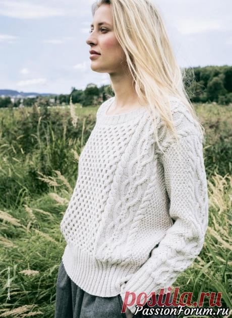 Белый рельефный джемпер. Схема - запись пользователя Галина (Гала) в сообществе Вязание спицами в категории Вязание для женщин спицами. Схемы вязания спицами Полосы красивых кос обрамляют узор из сот, расположенный по центру этого классического джемпера.  РАЗМЕРЫXS (S–M–L–XL) XXL; обхват груди: 90 (95–104–111–118) 127 см; общая длина: 56 (58–60–62–64) 66 см; длина рукава: 48 (48–47–47– 47) 46 см.