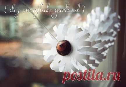 Как сделать красивыу гирлянду из снежинок!!!