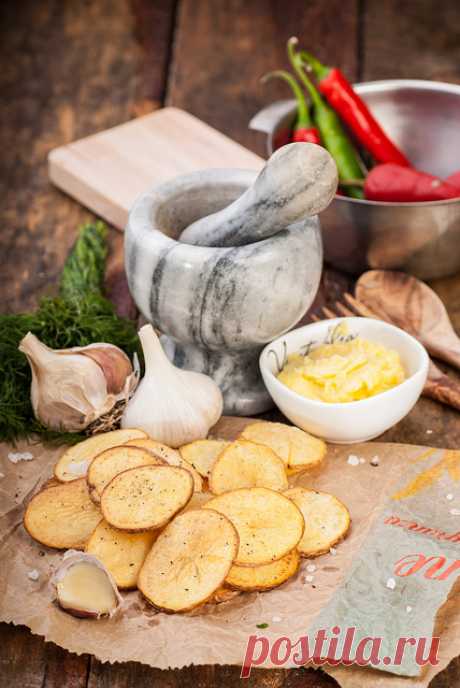 Ломтики картофеля, жареные во фритюре с соусом айоли