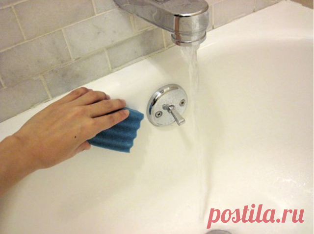 КАК СДЕЛАТЬ ВАННУ БЕЛОСНЕЖНОЙ

Делюсь с вами очень простым способом!
Отмыть ванну от ржавчины и налетов не составит труда даже молодой хозяйке. Кaк? Дa oчeнь прoстo! 

Потребуются: 
кальцинированная сода,
питьевая сода,
отбеливатель,
уксус

1. Смешайте по 2 ст.л. кальцинированной и питьевой соды и натрите влажную ванну этой смесью. 

2. Через 5-10 минут возьмите 50 г уксуса и 50 г отбеливателя. Не смывая первый чистящий слой, нанесите поверх него другой. 

3. Через полчаса...