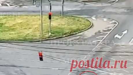 В Москве мальчик попал в больницу, пытаясь переехать дорогу с другом на одном самокате. В Москве школьники нарушили правила дорожного движения и были сбиты машиной. Об этом сообщает прокуратура региона. Инцидент произошел на Волгоградском проспекте. На кадрах с места произошедшего заметно, как девятилетний мальчик и его ...